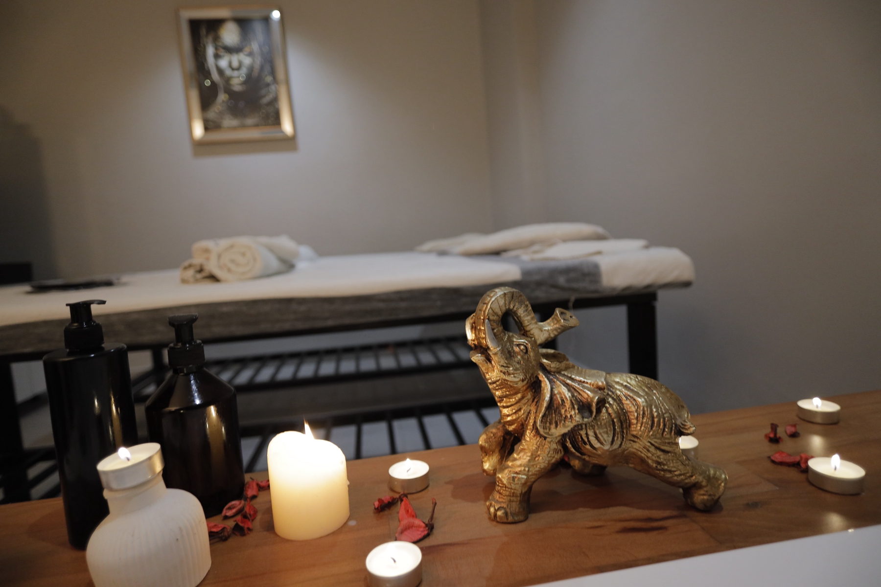 Kim's Spa fil figürü, mumlar ve bakım ürünleri detayı