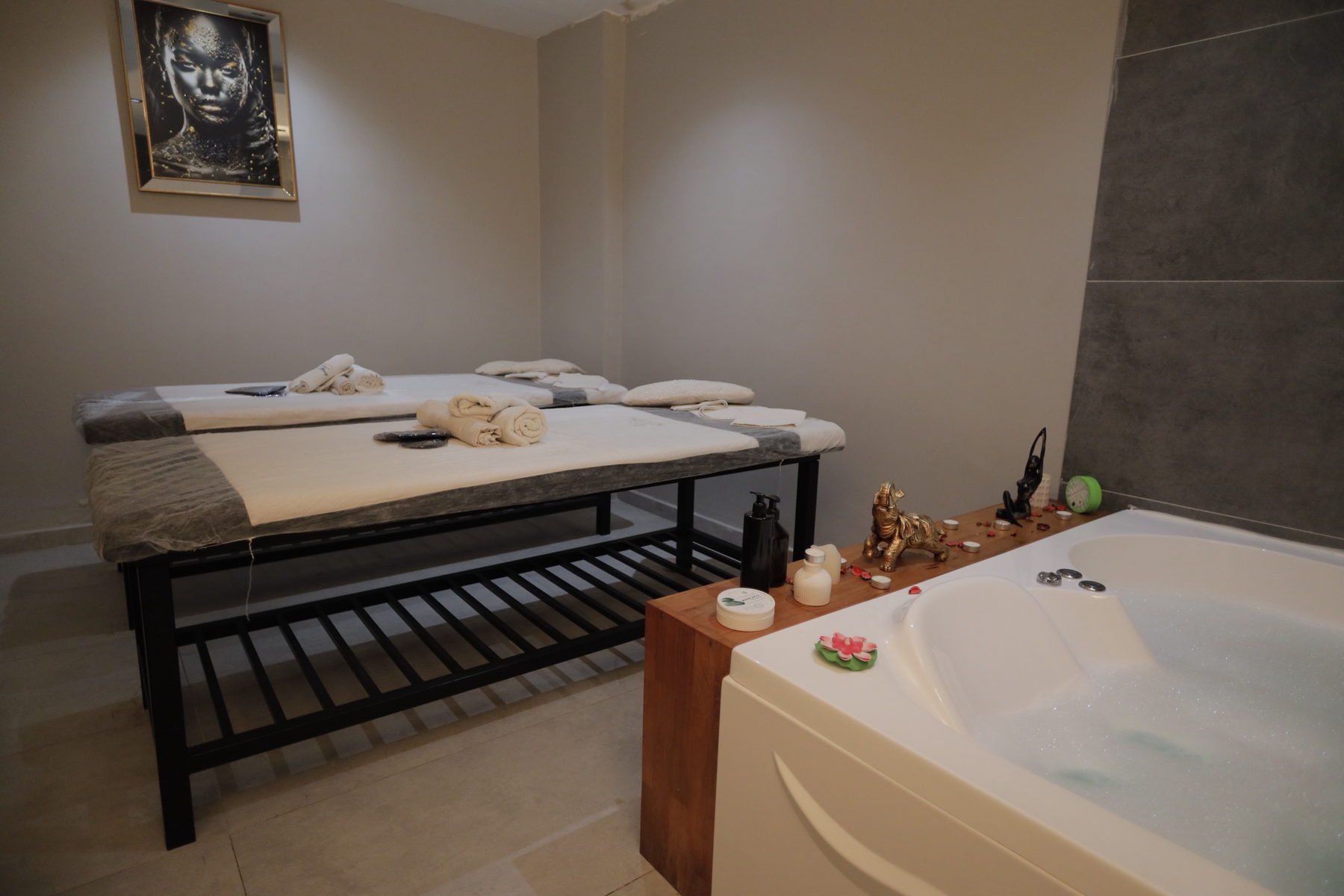 Kim's Spa jakuzi ve çift kişilik masaj alanının geniş görünümü