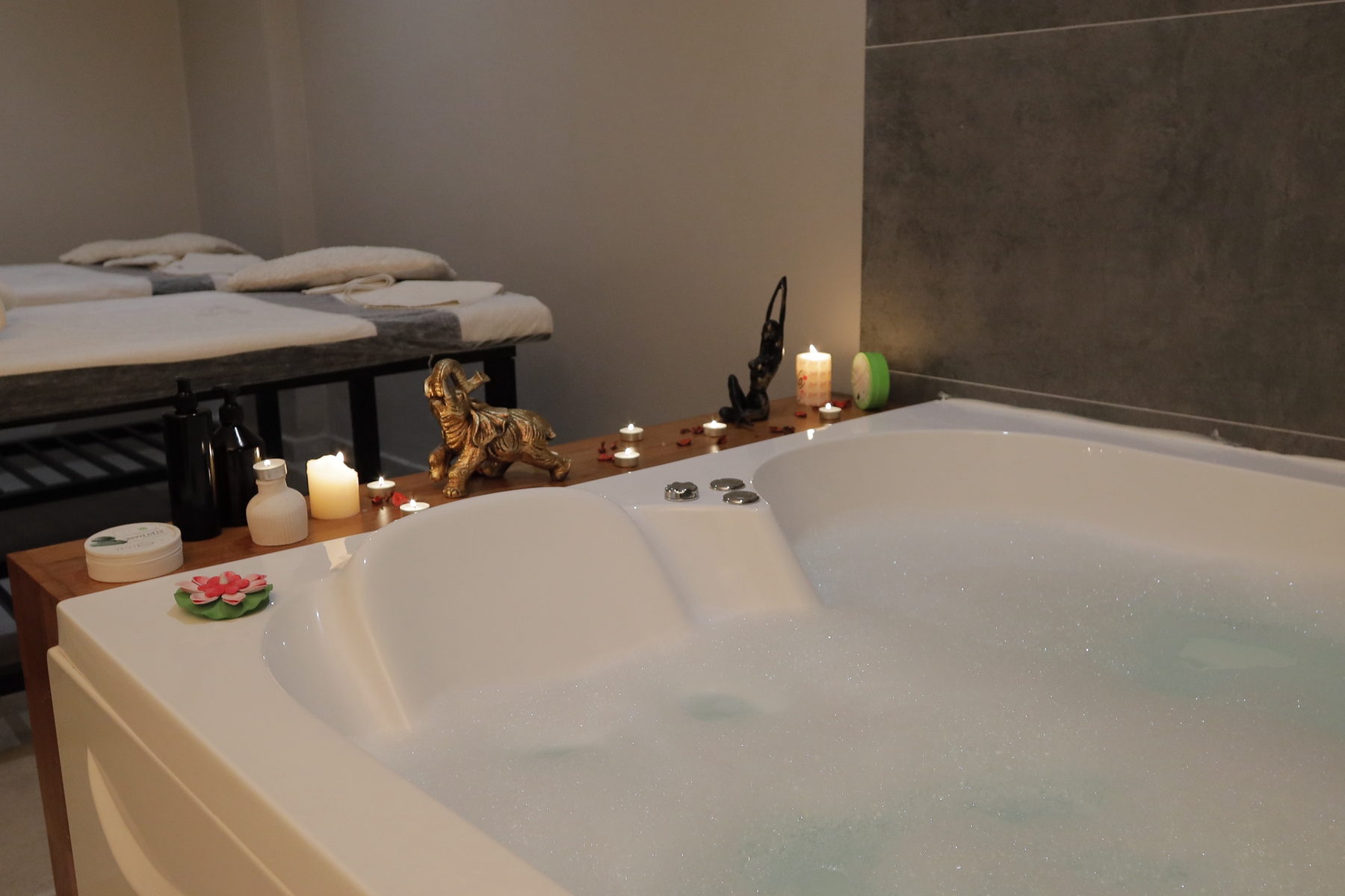 Kim's Spa jakuzisi, mumlar ve bakım hazırlığı