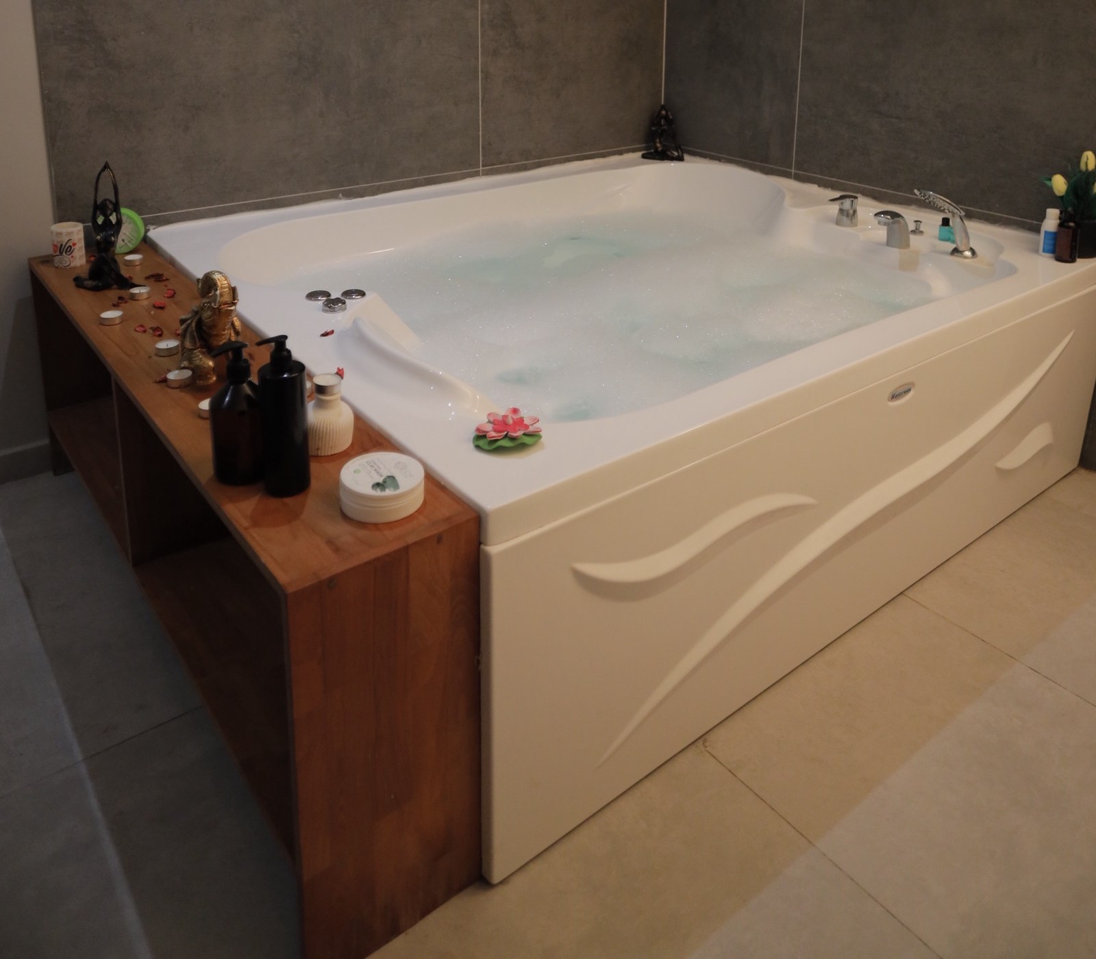 Kim's Spa çift kişilik jakuzisi