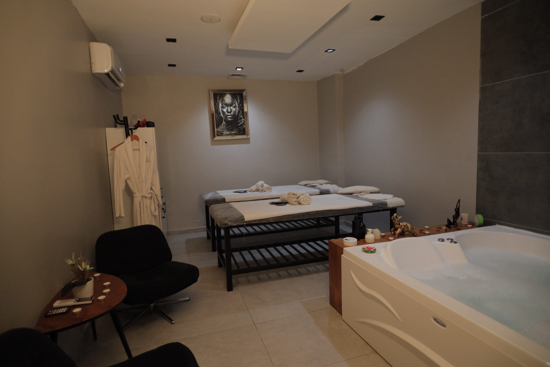Kim's Spa özel süiti: jakuzi, çift kişilik masaj yatakları ve dinlenme alanı