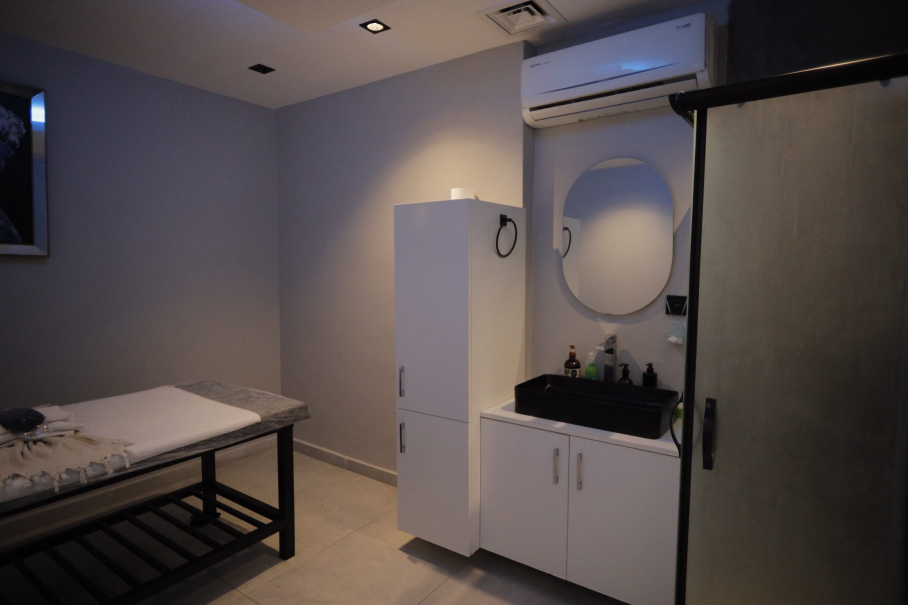 Kim's Spa bakım odasındaki lavabo ve duş bölümü